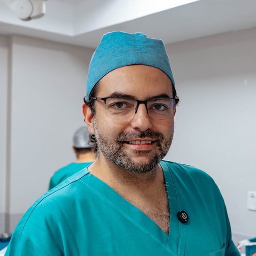 Dr. Ruben Neto sorrindo no centro cirúrgico